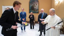 Jannik Sinner svela un lato inedito con Leone XIV, il dono prezioso e che cosa si sono detti