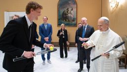 Jannik Sinner svela un lato inedito con Leone XIV, il dono prezioso e che cosa si sono detti