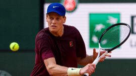 Jannik Sinner a colloquio con Panichi e i consigli di Cahill per il Roland Garros 2025
