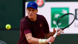 Jannik Sinner a colloquio con Panichi e i consigli di Cahill per il Roland Garros 2025