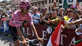 Giro d'Italia, tappa 14: la caduta rimescola le carte. Del Toro può sognare, Simon Yates pure. Ciccone si ritira