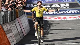 Giro: Van Aert di nuovo magico sugli sterrati senesi. Del Toro spacca la UAE, Roglic cade, Tiberi e Ciccone ok