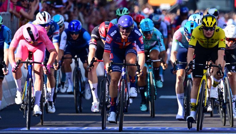 Giro d'Italia tappa 4 Alberobello-Lecce, vince Van Uden in volata, Maglia Rosa Pedersen. Cadute e mistero Ciccone