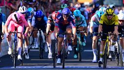 Giro d'Italia tappa 4 Alberobello-Lecce, vince Van Uden in volata, Maglia Rosa Pedersen. Cadute e mistero Ciccone