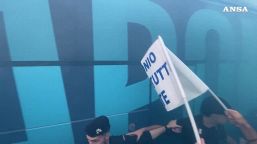 I tifosi del Napoli accolgono l'arrivo del pullman degli azzurri al Maradona