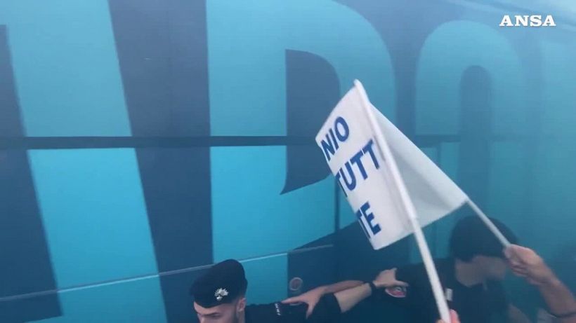 I tifosi del Napoli accolgono l'arrivo del pullman degli azzurri al Maradona