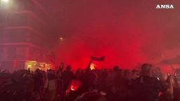 Lotta scudetto, a Napoli esplode la gioia dei tifosi ai gol degli azzurri