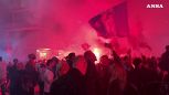 Napoli, esultanza incontenibile dei tifosi al gol di Lukaku: scudetto sempre più vicino