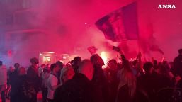 Napoli, esultanza incontenibile dei tifosi al gol di Lukaku: scudetto sempre più vicino