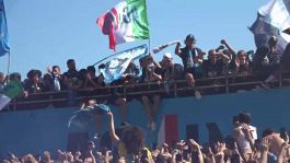 Festa scudetto Napoli, sfilata del bus scoperto sul lungomare