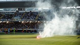 Lecce-Napoli, scontri tifosi azzurri e polizia, incidenti e petardi in campo: cosa rischia la capolista