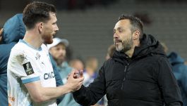 Marsiglia, De Zerbi: festa e paura, Champions in tasca dopo rissa, scontri e sospensione