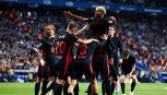 Barcellona in festa: Szczesny fuma il sigaro, Flick ripensa all'Inter, succede di tutto negli spogliatoi e per le strade