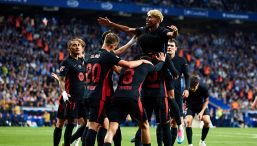 Barcellona in festa: Szczesny fuma il sigaro, Flick ripensa all'Inter, succede di tutto negli spogliatoi e per le strade