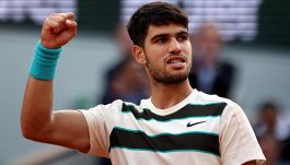 Alcaraz, la festa per il Roland Garros è uno sfottò a Sinner? Carlos nella bufera, anche Ferrero lo richiama