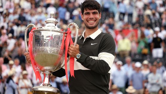 Alcaraz fa paura: batte Lehecka, vince il Queen's e si avvicina a Sinner. Il vantaggio di Jannik si riduce