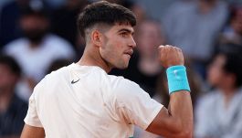 Alcaraz soffre e rischia con Shelton, poi vola ai quarti e trova Tommy Paul: il messaggio di Carlos a Sinner