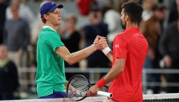 Djokovic: "Forse la mia ultima a Parigi, Sinner-Alcaraz la finale migliore". Nole protesta, interviene Jannik