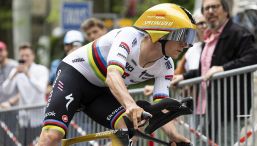 Giro del Delfinato, Evenepoel impressiona a cronometro: tappa e maglia per il belga, Vingegaard fa meglio di Pogacar