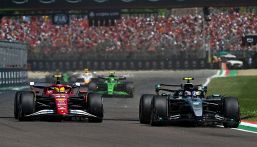 Gp Austria, Hamilton poco sereno fa infuriare Antonelli in radio: impeding, il gesto di Lewis, frecciata di Kimi
