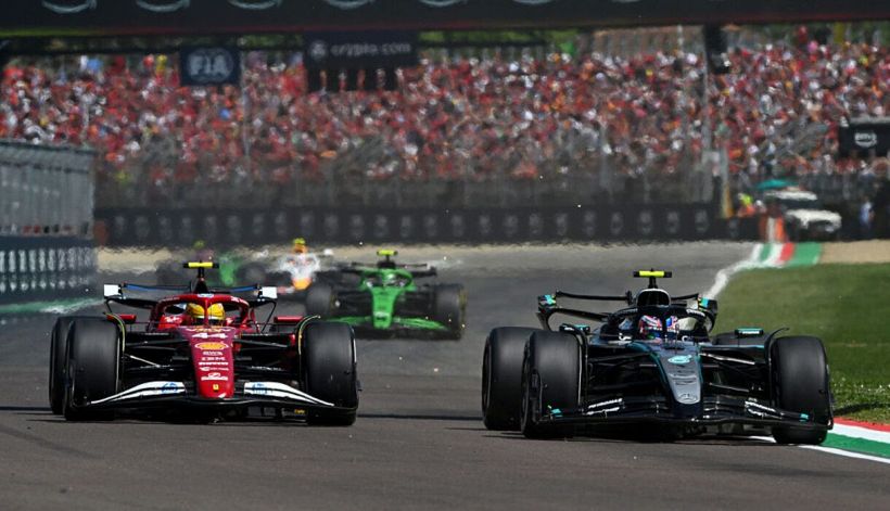 Gp Austria, Hamilton poco sereno fa infuriare Antonelli in radio: impeding, il gesto di Lewis, frecciata di Kimi