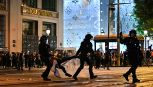 Parigi sotto assedio dopo la vittoria del Psg: la bellezza della Tour Eiffel oscurata dagli scontri, 81 arresti
