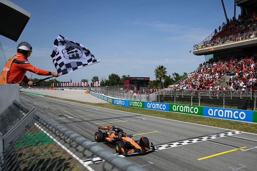 F1 GP Spagna: doppietta McLaren, Piastri vince su Norris. Leclerc a podio, Verstappen penalizzato. Hamilton crolla, 6°