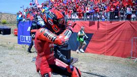 Marc Marquez re di Aragon: gesto a Dall'Igna, balla sulle note dei Ricchi e Poveri, maglia Ducati a mamma Roser