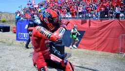 Marc Marquez re di Aragon: gesto a Dall'Igna, balla sulle note dei Ricchi e Poveri, maglia Ducati a mamma Roser