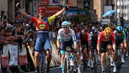 Giro del Delfinato, che squillo di Milan! Volata imperiale davanti a van der Poel e maglia di leader tolta a Pogacar