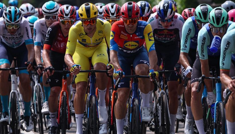 Giro del Delfinato, Milan cede la maglia gialla nel giorno dell'assolo di Romeo. Domani la crono: Evenepoel il favorito
