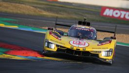 24 ore Le Mans, la Ferrari trova il tris con la firma di Kubica, ma la Porsche rovina la festa. Che delusione per Valentino Rossi