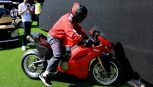 Ferrari, Hamilton come Bagnaia e Marquez: in sella a una Ducati Panigale a Montreal, Lewis e la passione moto