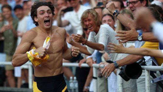 Mondo l’ha rifatto! Duplantis, nuovo record a 6.28: i muscoli, Bold, Desiré scatenata e il tenero abbraccio ai nonni