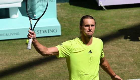 Halle, Zverev scappa in bagno dopo un malore e spaventa la fidanzata: poi batte Cobolli e trova Medvedev in semifinale
