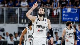 La Virtus Bologna mantiene la promessa fatta a Polonara: batte Brescia, si prende lo scudetto e porta la coppa da Achille