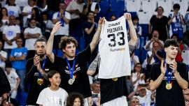 Virtus Bologna, Polonara ha abbracciato la coppa dello scudetto: gliel'hanno portata Belinelli, Pajola e Shengelia