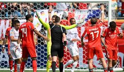 Benfica-Bayern, moviola: il Var beffa i tedeschi, i 40 gradi di Charlotte mandano ko un giocatore