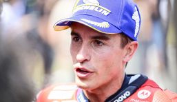 MotoGP Assen, Marc Marquez aggiorna sulle sue condizioni dopo le caduta. Polemica sulla ghiaia a bordo pista