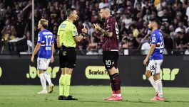 Salernitana-Sampdoria, moviola: bufera su Var e Doveri, lanci di seggiolini e petardi, polemiche infinite