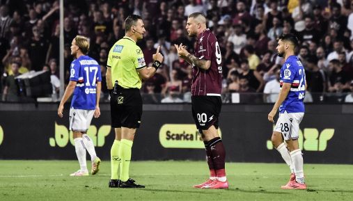 Salernitana-Sampdoria, moviola: bufera su Var e Doveri, lanci di seggiolini e petardi, polemiche infinite