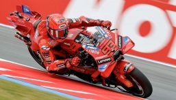 MotoGP Assen, paura Marquez: brutta caduta, Marc più forte del dolore al braccio. Miglior tempo, quarto Bagnaia