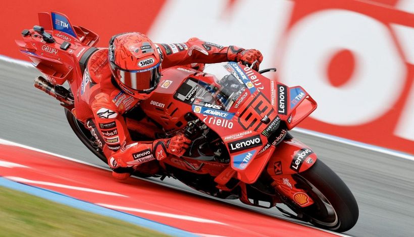MotoGP Assen, paura Marquez: brutta caduta, Marc più forte del dolore al braccio. Miglior tempo, quarto Bagnaia