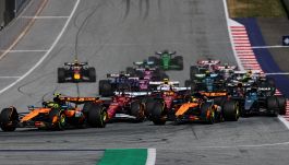 F1 Gp d’Austria, avvio folle: Antonelli fa un disastro e butta fuori Verstappen, i freni della Williams di Sainz in fiamme