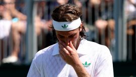 Wimbledon, Tsitsipas sotto choc dopo l’infortunio: la clamorosa ipotesi ritiro. Il calvario in comune con Badosa