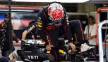 F1 Spagna, follia Verstappen: sportellate con Leclerc e Russell. Max stangato rischia grosso: ecco perché
