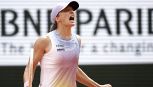Roland Garros, Swiatek soffre tantissimo ma batte un’ottima Rybakina e poi scherza: “Come giocare contro Sinner”