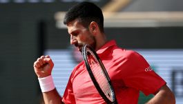 Roland Garros, Djokovic è un rullo compressore: Nole fa 100 contro Norrie, supera Federer e trova Zverev