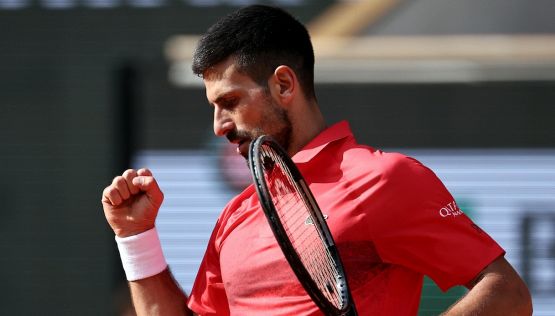 Roland Garros, Djokovic è un rullo compressore: Nole fa 100 contro Norrie, supera Federer e trova Zverev