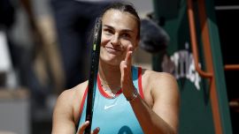 Roland Garros, Sabalenka supera Zheng e vendica Roma: Djokovic la imita e scatena la reazione di Aryna